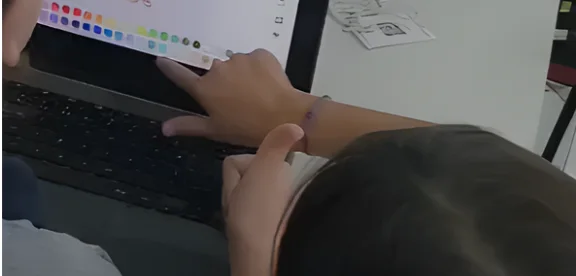 Figura 1 - Alunos trabalhando em equipe — compartilhamento de conhecimento
