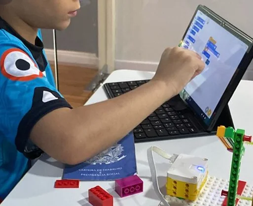 Figura 7 – Programação de robôs com Spike Essential, usando blocos de palavras.