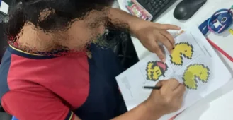 Figura 1 - Alunos criando personagens de forma desplugada