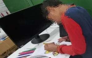 Figura 1 - Alunos criando personagens de forma desplugada