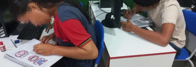 Figura 1 - Alunos criando personagens de forma desplugada