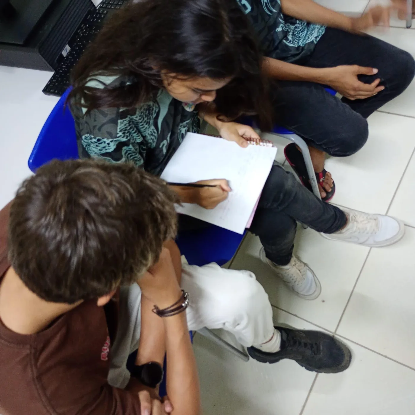 Figura 2 - Alunos realizando pesquisas