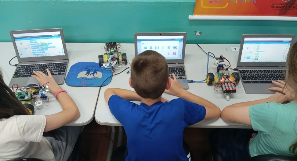 Figura 2 - Processo de programação no mBlock e envio do algoritmo à placa Maker UNO
