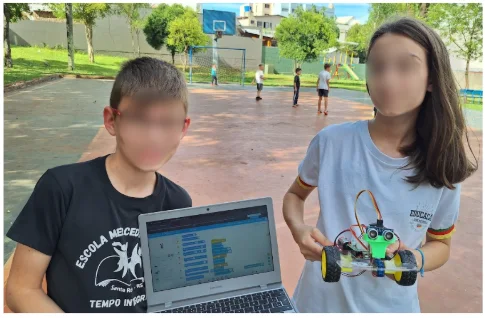 Figura 3 – Momento de teste coletivo dos carrinhos robóticos após o envio dos algoritmos