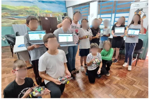 Figura 4 – Registro coletivo da turma do 5º ano com os carrinhos robóticos após a